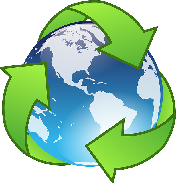 Símbolo del reciclaje con el planeta Tierra en medio