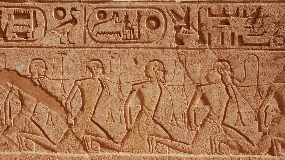 Bajorelieve egipcio con varias personas en fila