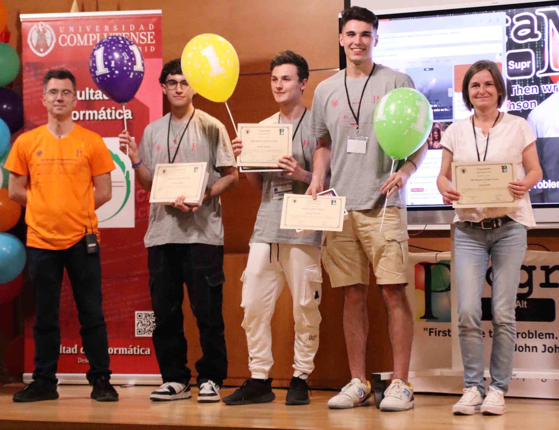 Ganadores de ProgramaMe 2024 recibiendo su premio