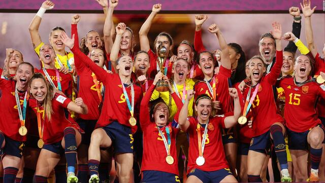 Selección Española Femenina de Fúbol recibiendo la Copa del Mundo de 2023